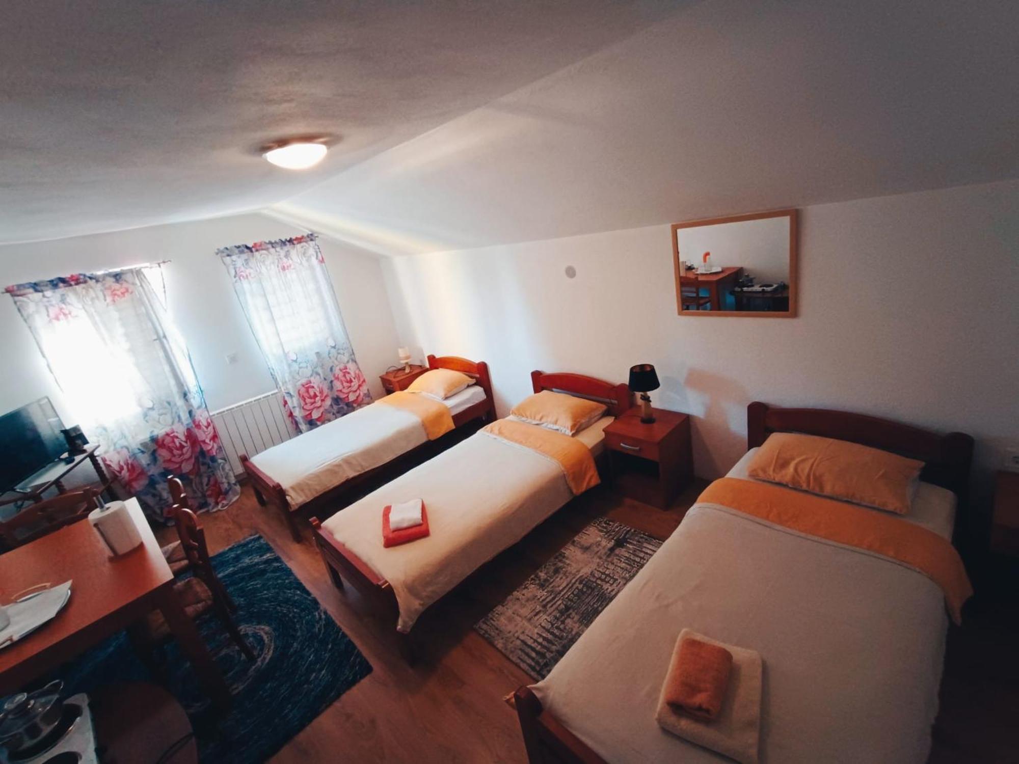 Apartments & Rooms Ramljak Korenica Quarto foto